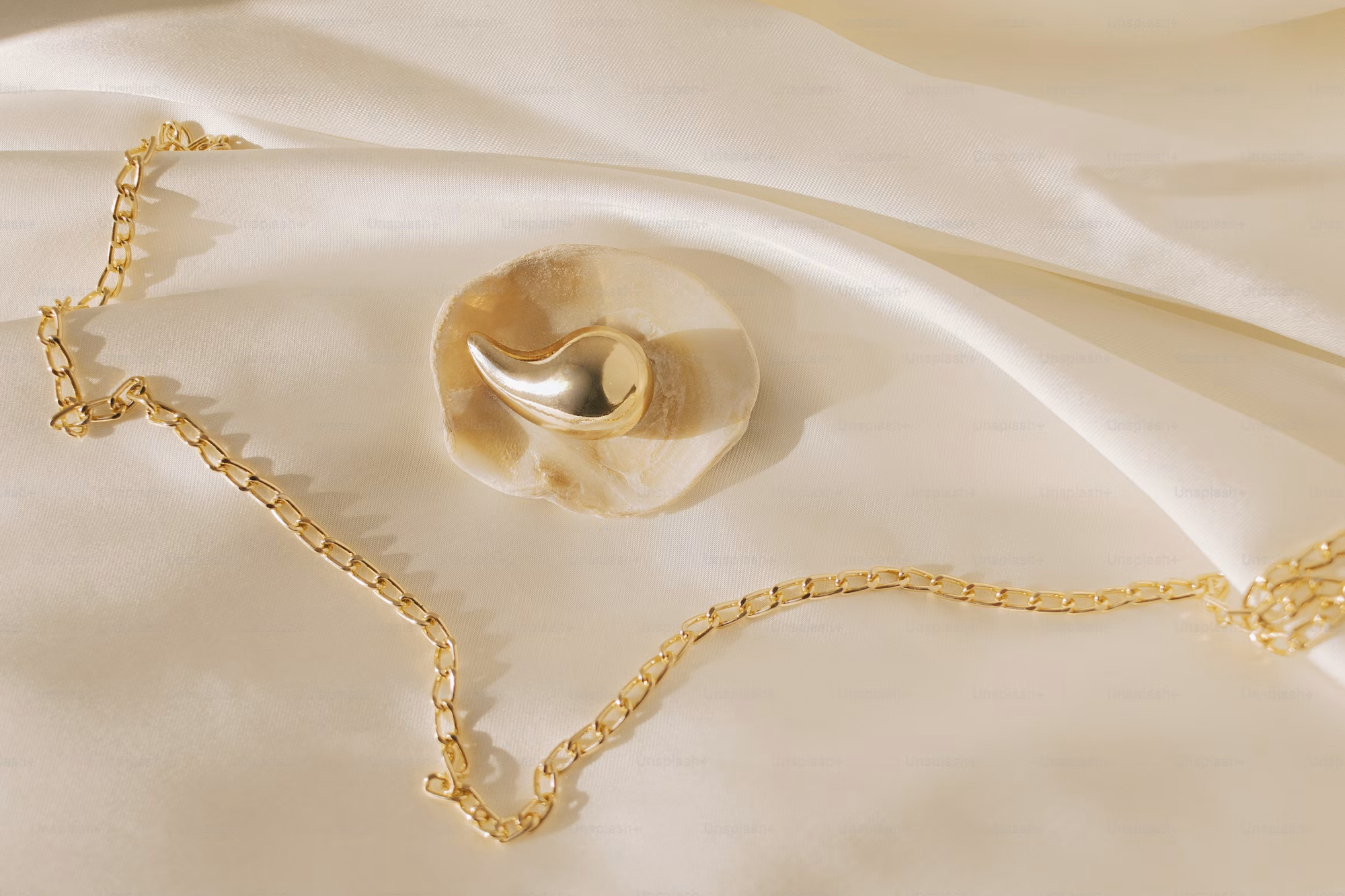 Gold pendant necklace